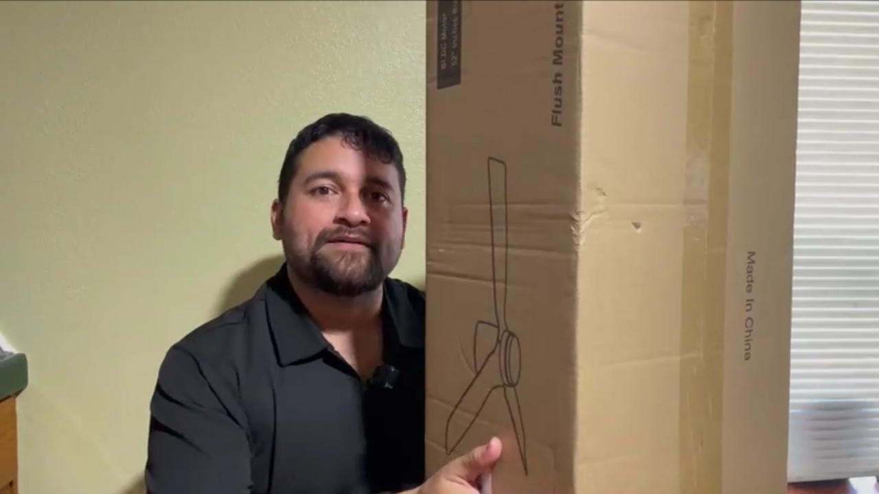 Vidéo de déballage de l'éclairage d'un ventilateur de plafond