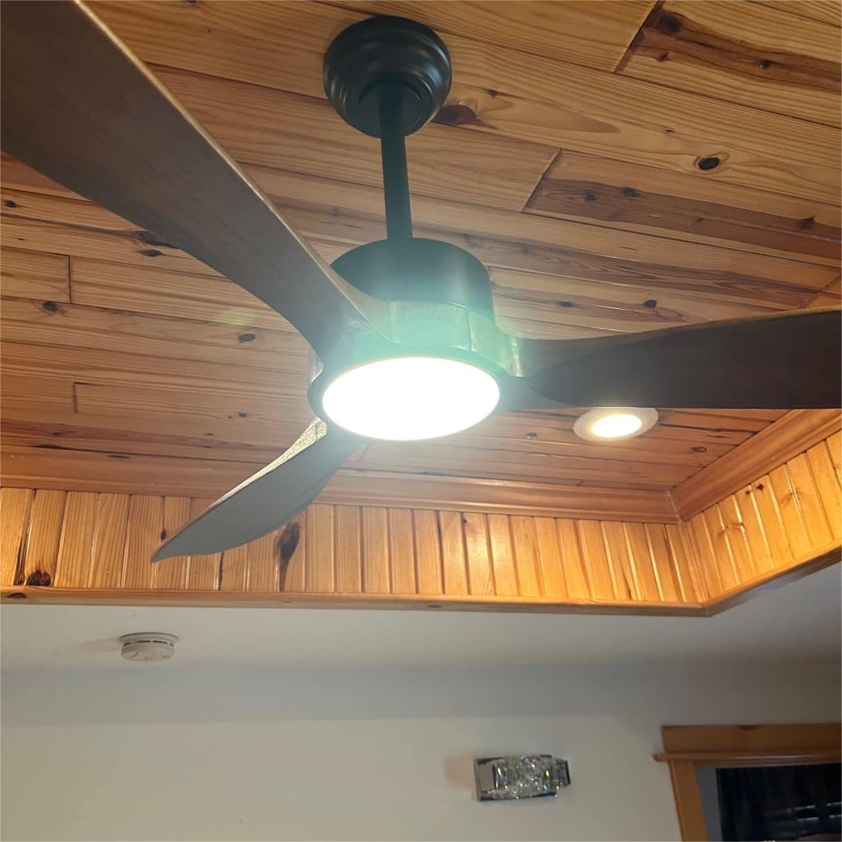 Lampe de ventilateur de plafond en bois marron